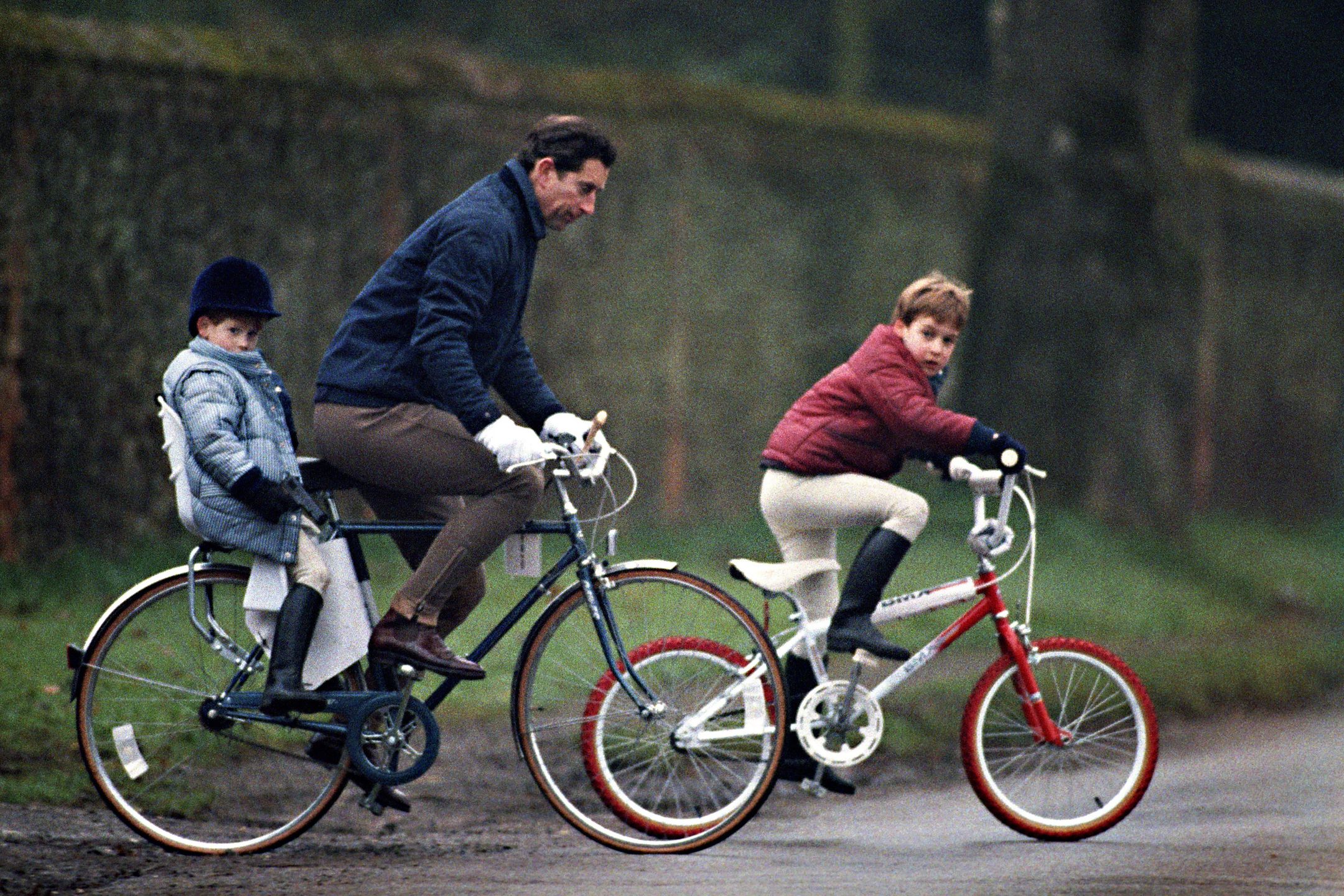 Książę Harry na rowerze