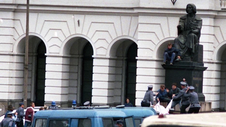 Warszawa. 4.06.1989 r. Policja zatrzymuje protestujących