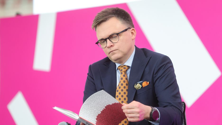 Warszawa, 19.05.2024. Marszałek Sejmu Szymon Hołownia na spotkaniu poświęconym książce "40 haseł o demokracji" na Targach Książki i Mediów Vivelo 2024, 19 bm. na PGE Narodowym w Warszawie. Targi są okazją do spotkań z autorami i zakupu nowości wydawniczych. (amb) PAP/Rafał Guz
