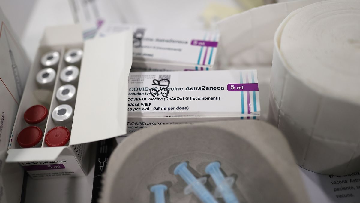 UE żąda od AstryZeneki dostawy zaległych szczepionek, jeśli ich nie dostanie, będzie wnosić o odszkodowanie. (Photo by Burak Akbulut/Anadolu Agency via Getty Images)