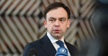 "Pozwólcie, że wyjaśnię". Minister Domański reaguje na słowa Trumpa