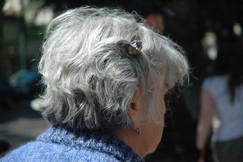 99-latka wyszła do łazienki. Sąsiad usłyszał niepokojące dźwięki