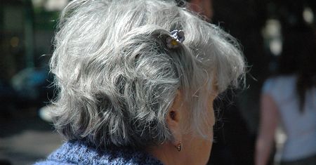 99-latka wyszła do łazienki. Sąsiad usłyszał niepokojące dźwięki