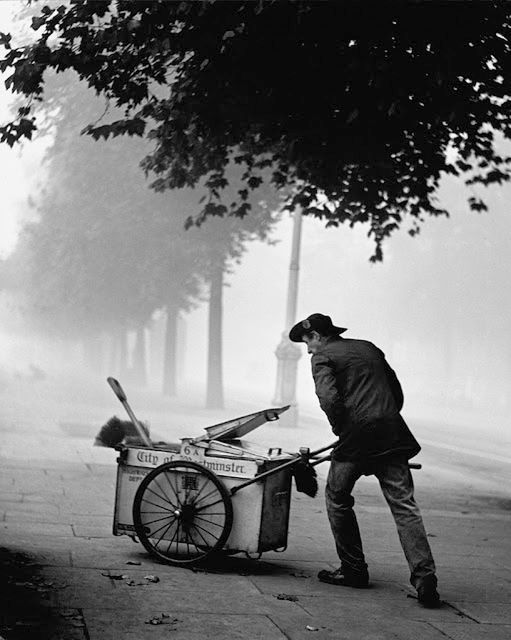 Mocne, czarno-białe fotografie uliczne z Londynu lat 30. i 40. 17