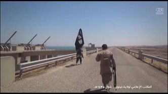 Nagranie pokazujące bojowników świętujących z przejęcia kluczowych pozycji