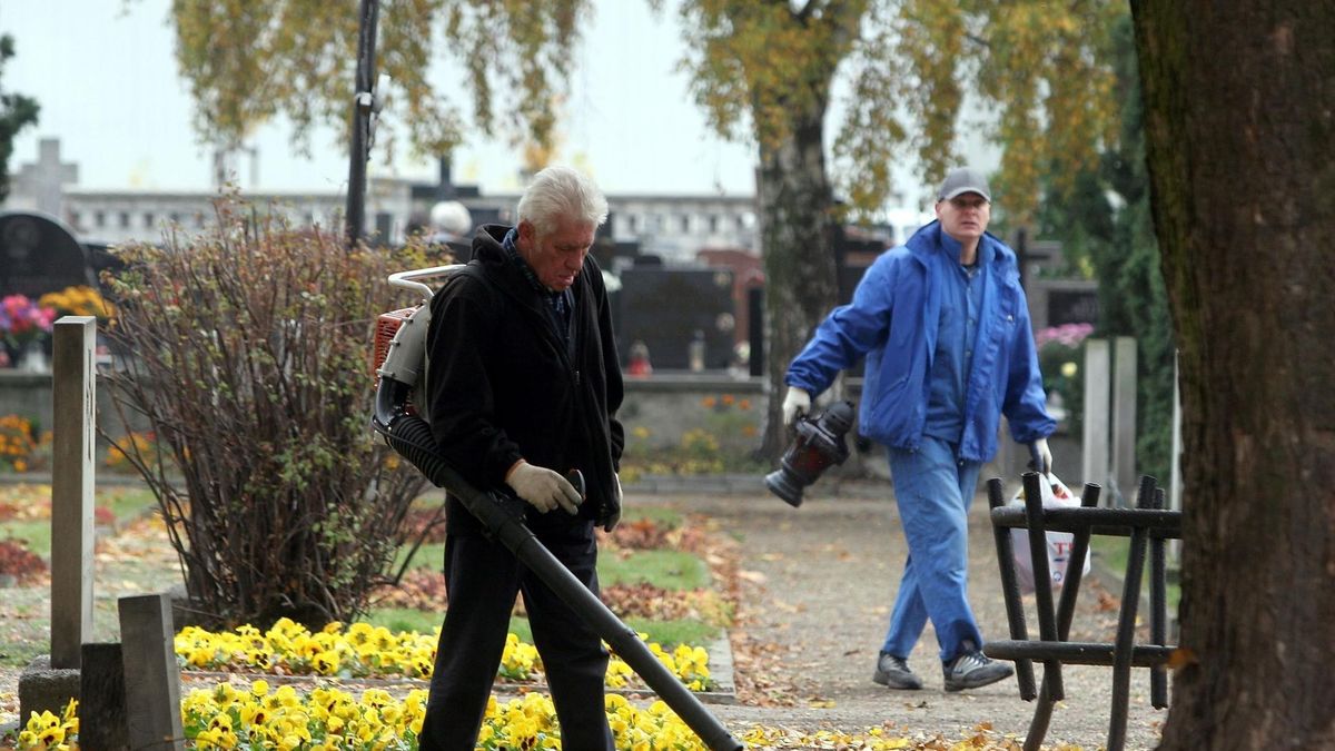 Usługa sprzątania grobów to już dziś norma. Chętnie korzystają z niej emigranci