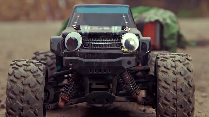 Film dnia: Toy Story w rzeczywistości. Drony i zdalnie sterowane auto ratują pluszowego misia! 1