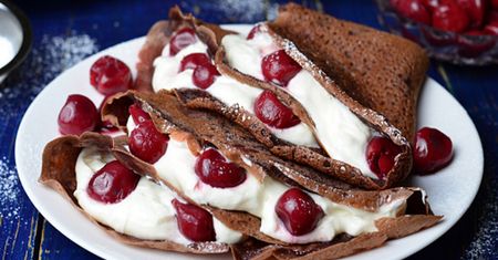 Przepis na naleśniki z mascarpone i wiśniami. Palce lizać!