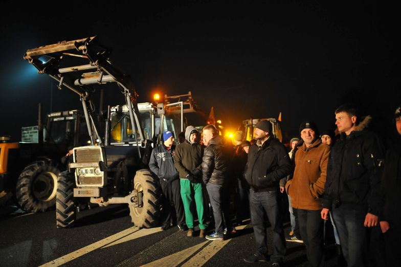 Strajk rolników. Trwają blokady dróg, strajkujący czekają na realizację postulatów