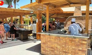 Obliczyli, ile turyści jedzą i piją na all inclusive. Niemal litr alkoholu dziennie