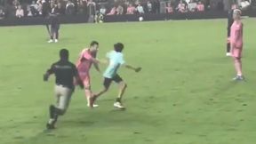 Intruz na boisku. Tylko spójrz, jak zachował się Messi