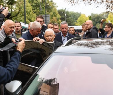 Samochód Kaczyńskiego zatrzymany. Kierowca dostał mandat
