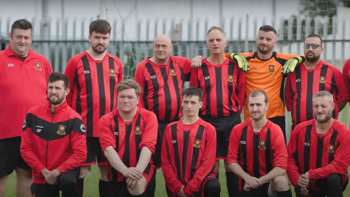 Zdjęcie okładkowe artykułu: YouTube / Specsavers' Best Worst Team / Ekipa Cwm Albion FC