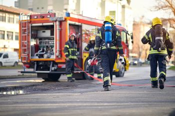 Łaziska Górne: Akcja jak z filmu. Pies wpadł do 10-metrowego szybu. Strażacy zrobili coś niesamowitego