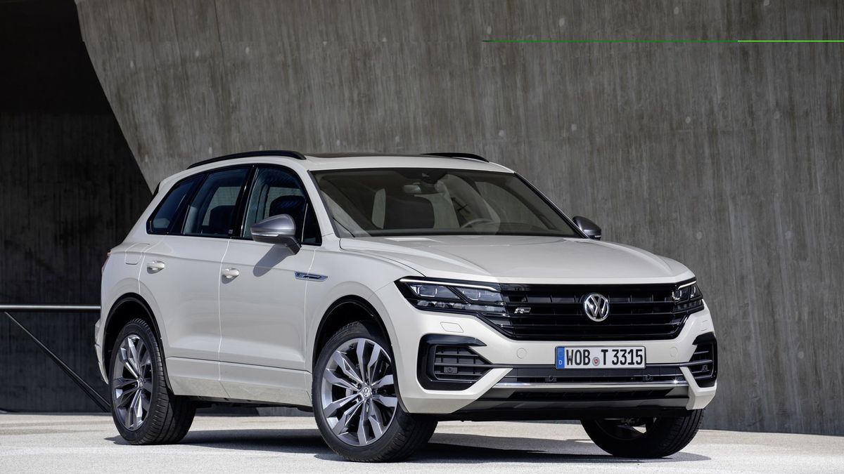 Potężne nadwozie Touarega wygląda dobrze w czerni i bieli.