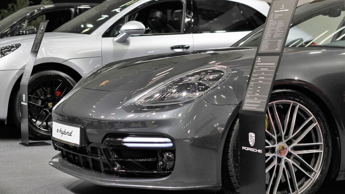 Luksusowy samochód dla bogaczy czy wehikuł ku elektromobilności?