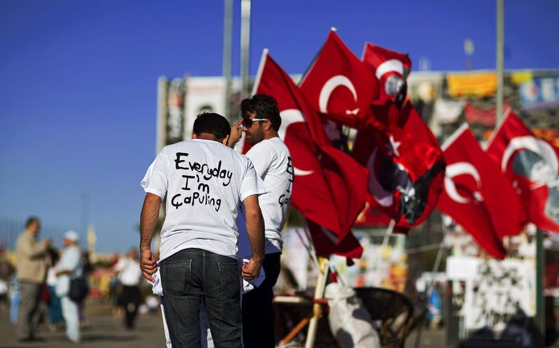 Turcja: Tysiące ludzi zebrały się w Stambule po akcji policji