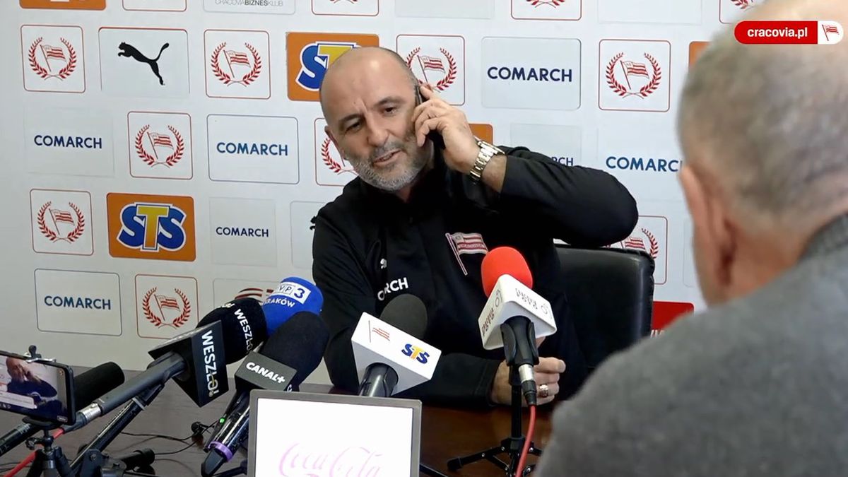 YouTube / youtube.com/mkscracoviatv / Na zdjęciu: Michał Probierz dzwoniący do żony dziennikarza