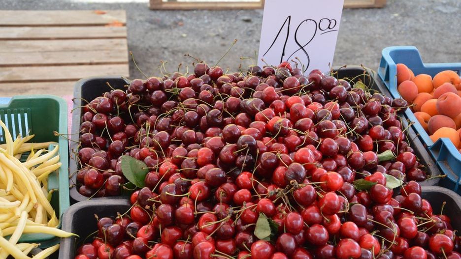 Wybór warzyw i owoców na targu jest duży