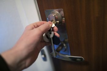 Zostawiasz klucz w drzwiach? Dla bezpieczeństwa zrób jedną rzecz