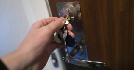Zostawiasz klucz w drzwiach? Dla bezpieczeństwa zrób jedną rzecz