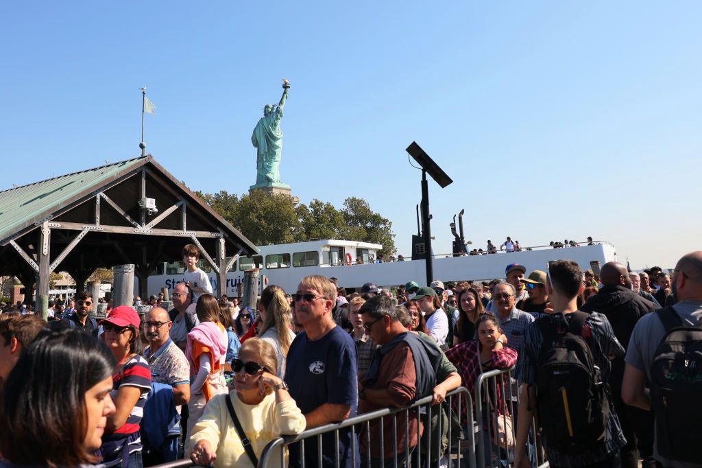 Tłumy stoją w kolejce do wejścia na koronę Statuy Wolności - zdjęcie z 11 października br.