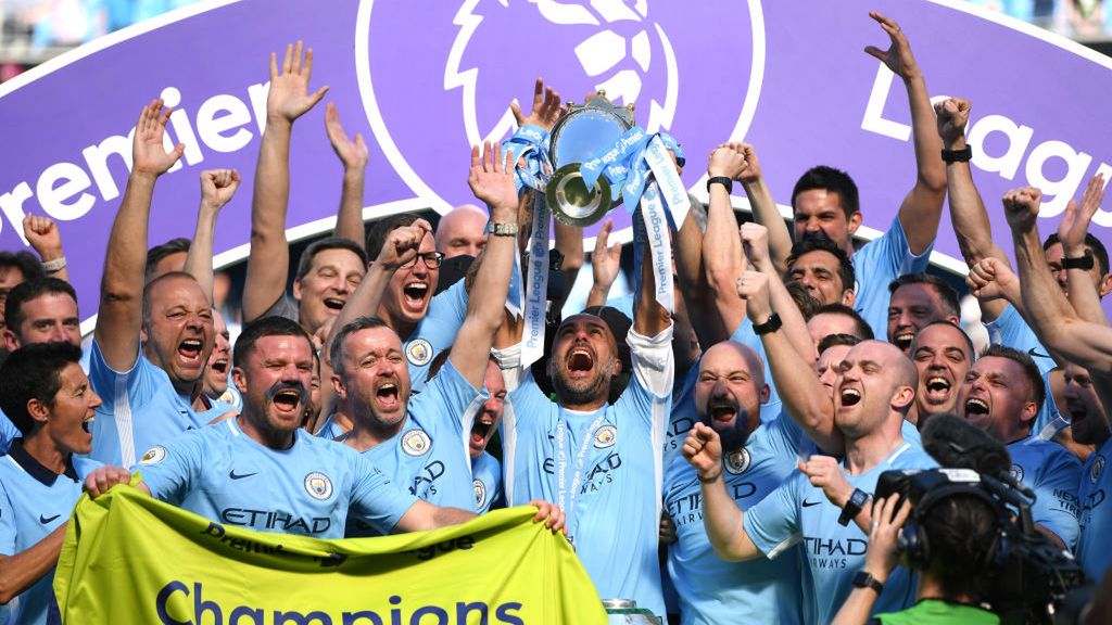 Manchester City z trofeum za wygranie Premier League