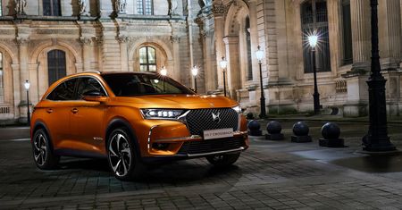 DS kusi dużym, luksusowym SUV-em