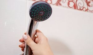 Wlej do słuchawki prysznicowej. Brud wypłynie ze środka