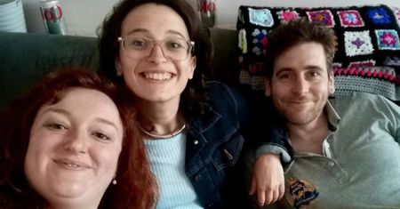 Mężczyzna ma dwie partnerki. Pięć dni spędza z jedną, a weekendy z drugą: "Myślą, że Anna, Megan i ja nie wychodzimy z łóżka"