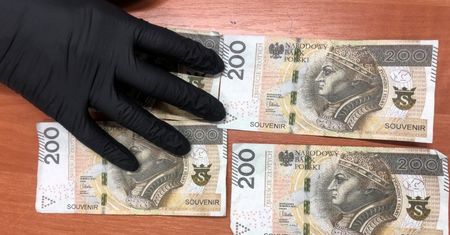 Płacił w sklepach zabawkowymi banknotami. Grozi mu do 8 lat