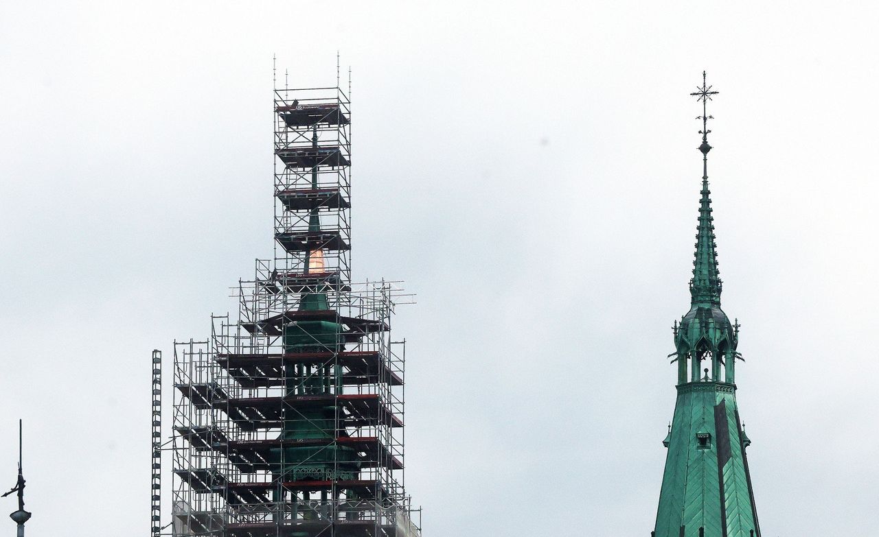 Legnica: Nowa kapsuła czasu w wieży katedry. Co znajdą w niej kolejne pokolenia?