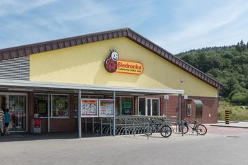 Nowy system na parkingach Biedronki. Sieć wyjaśnia, na czym polega