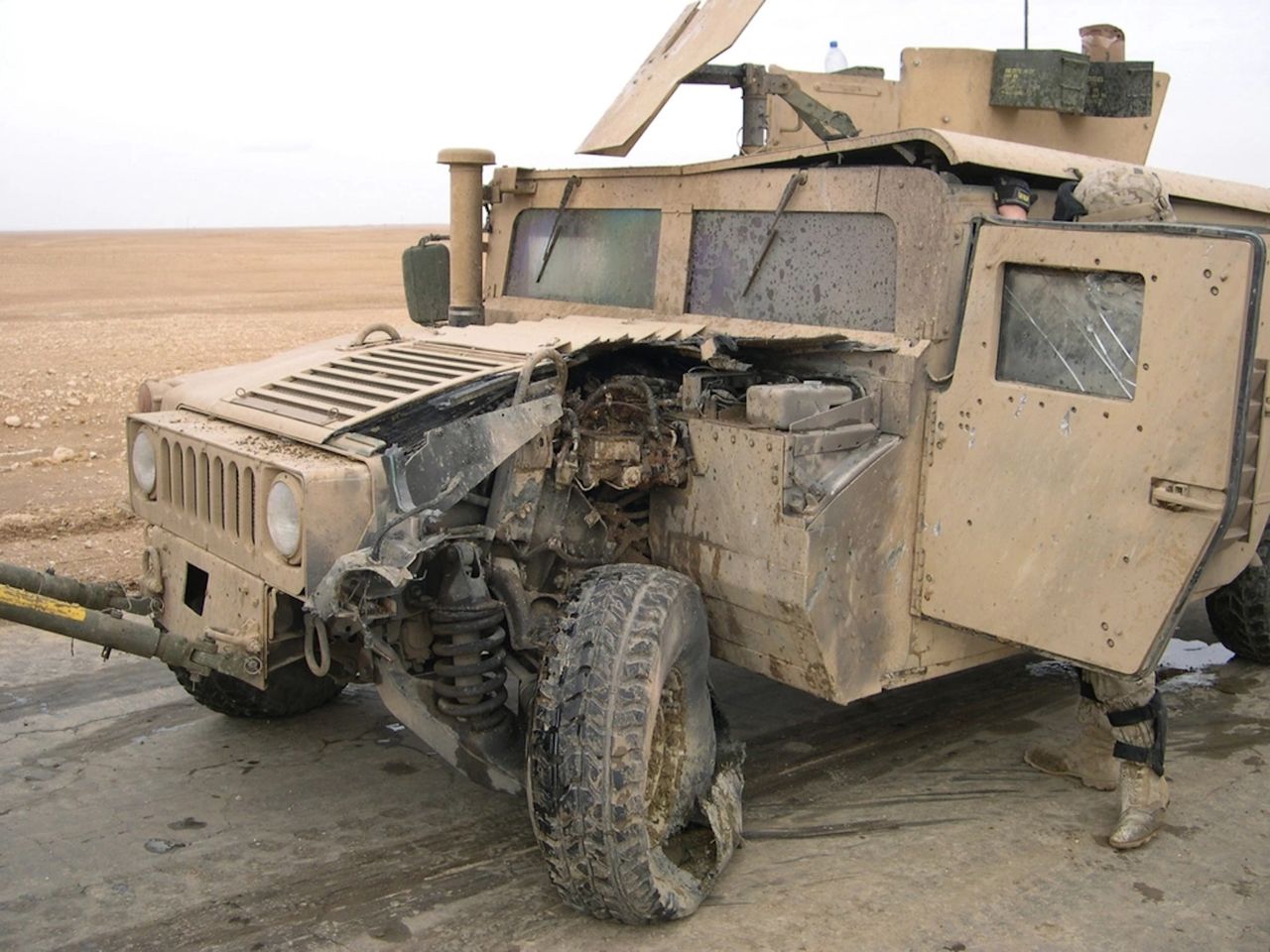 Humvee uszkodzony przez niewielką minę - Irak 2005 (zdjęcie ilustracyjne)