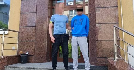 Policjanci zauważyli, jak pił piwo na chodniku. 46-latek chwilę wcześniej próbował wyrwać torebkę młodej kobiecie