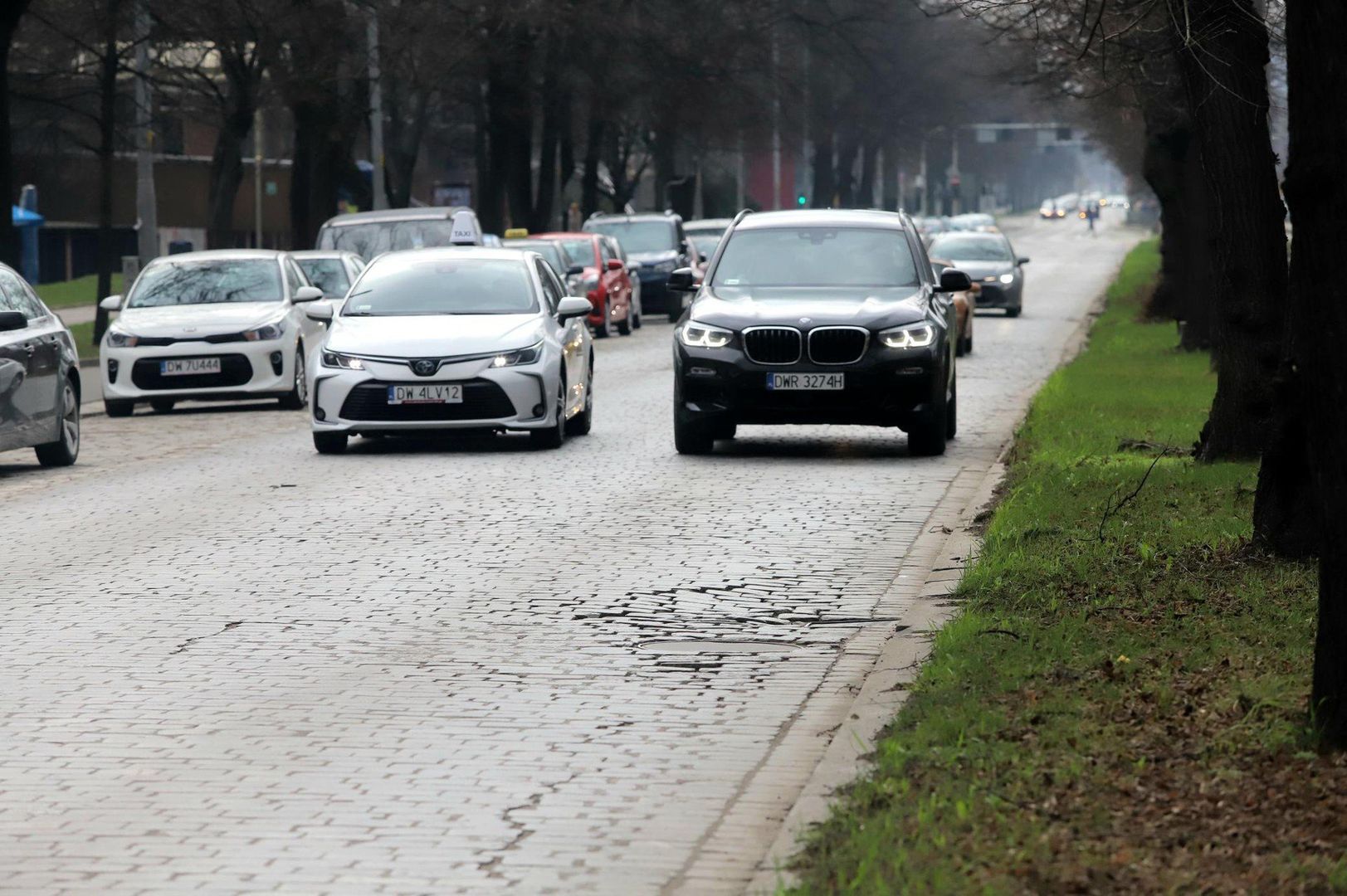 Jazda po ulicy Powstańców Śląskich zawsze zapewnia niezapomniane wrażenia. Ale według zapowiedzi, już na przełomie 2025/2026 ta nawierzchnia ma być gładka, jak stół.