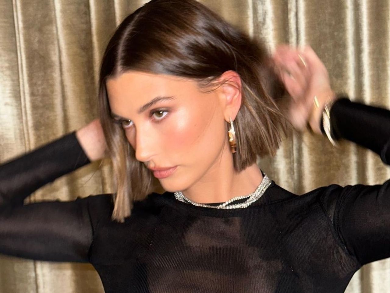 Modny manicure na wiosnę? Hailey Bieber lansuje "blush nails"