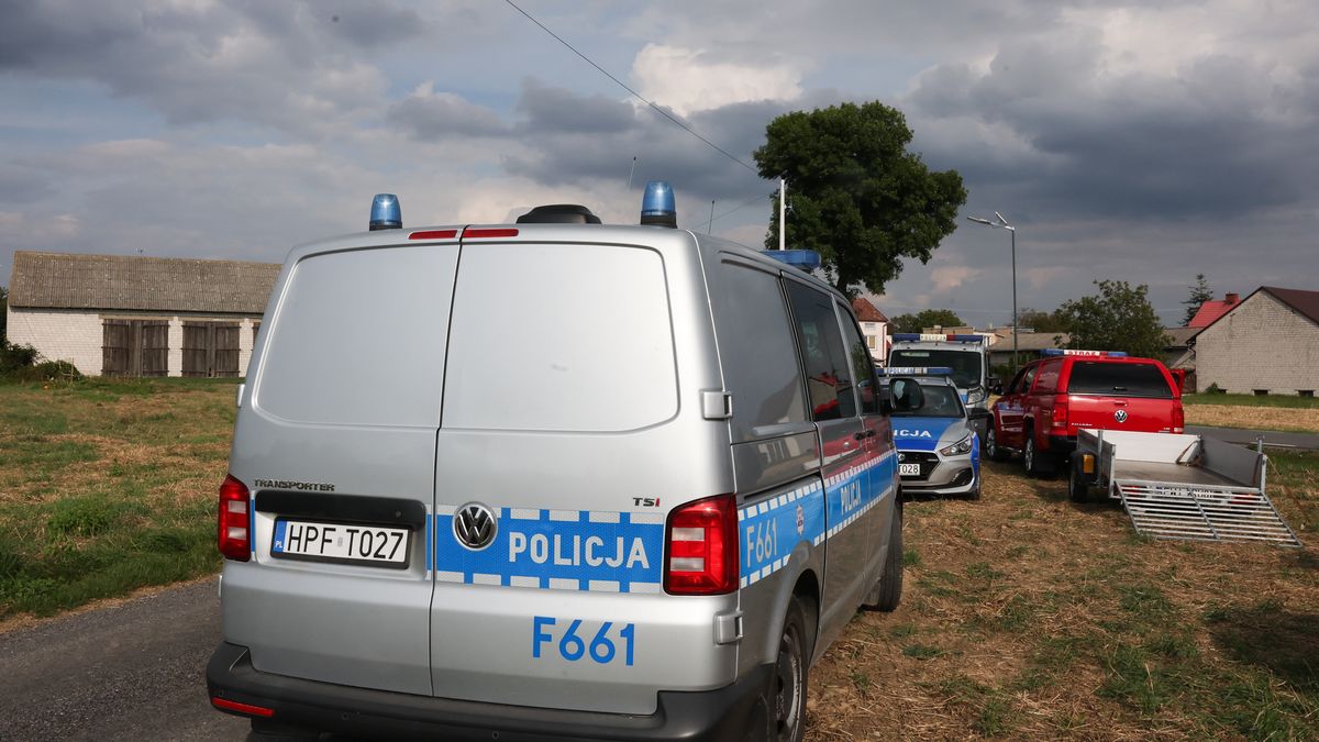 Mierzyce (gm. Wierzchlas, pow. wieluński), 10.09.2025. Służby sprawdzają zgłoszenie o upadku rosyjskiego drona w miejscowości Mierzyce, 10 bm. Wg wstępnych informacji zgłoszenie nie zostało potwierdzone. W nocy z wtorku na środę doszło do naruszenia polskiej przestrzeni powietrznej przez dużą liczbę rosyjskich dronów. Drony, które stanowiły bezpośrednie zagrożenie, zostały zestrzelone. (jm) PAP/Marian Zubrzycki