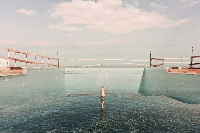 „Alone in the pool" / „To zdjęcie o podwójnej ekspozycji powstało poprzez połączenie dwóch fotografii wykonanych w mojej rodzinnej, nadmorskiej miejscowości Bari we Włoszech. Uchwyciłem kadr pustego basenu w styczniu 2015 r. na zamkniętej łaźni, a zdjęcie człowieka kąpiącego się w morzu sfotografowałem w sierpniu 2014 r. tuż przed moim domem. Chciałem w jednym obrazie połączyć dwie twarze mojego miasta i to, jak zmienia się wraz z porami roku" - opisuje Luca Laghetti.