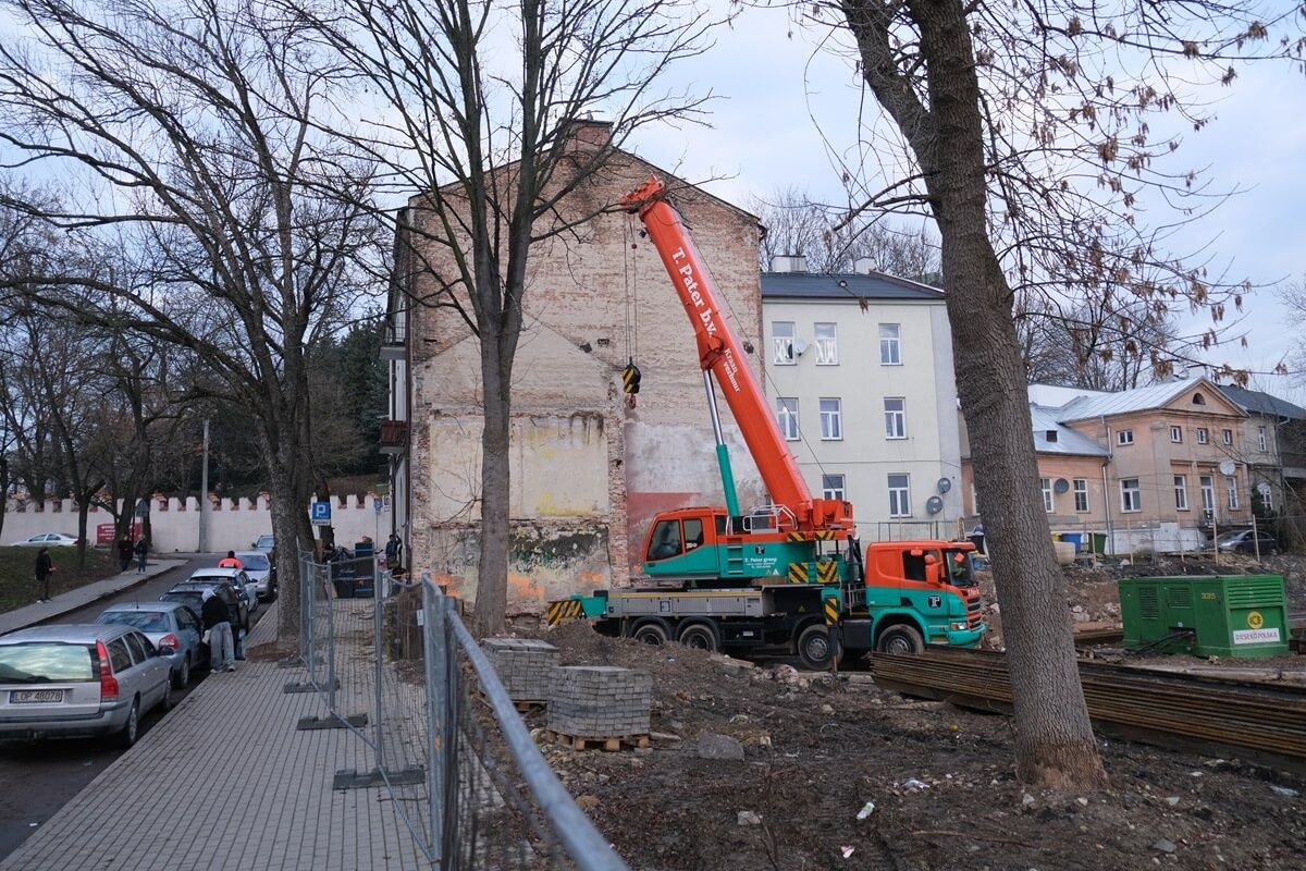 Widok na plac budowy apartamentowca Stara Farbiarnia i kamienicę przy ul. Farbiarskiej 2
