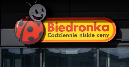 Biedronka otworzy kolejne sklepy 24h? Sieć odpowiada