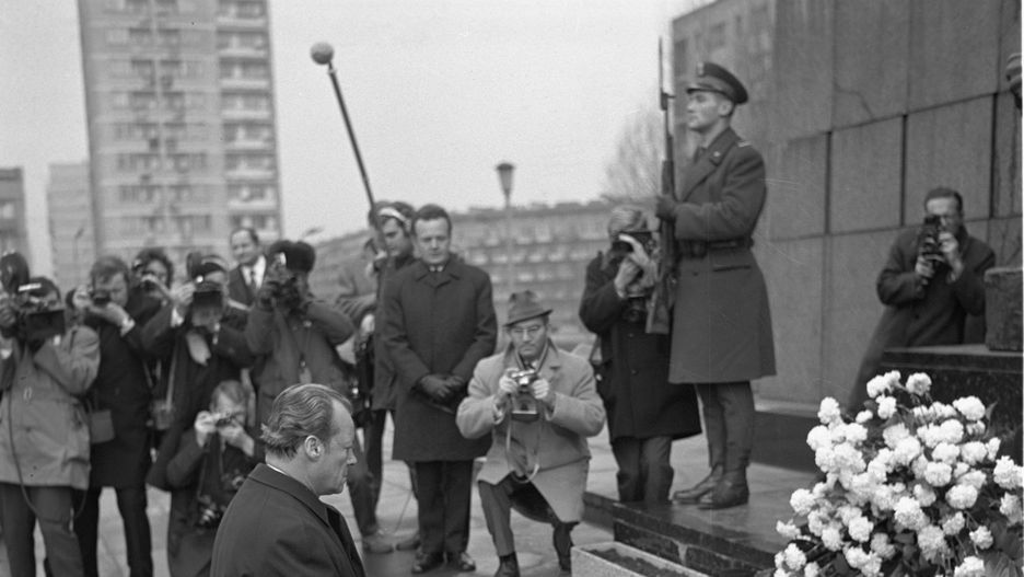7 grudnia 1970 roku kanclerz Niemiec Willy Brandt, podczas pierwszej oficjalnej wizyty w Polsce uklęknął przed pomnikiem Bohaterów Getta (PAP,  Stanisław Czarnogórski)