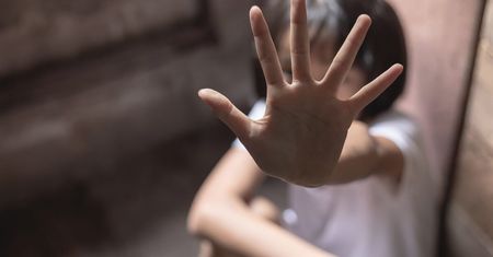 Nauczycielka zauważyła siniaki na ciele 10-latki. 41-latek pastwił się nad żoną i córką. W końcu trafił do aresztu