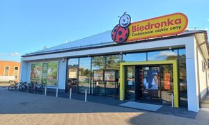 Nietypowe karteczki na butelkach w Biedronce. "Pracownik został pouczony"