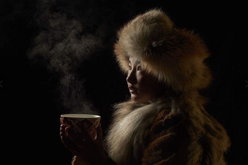 W ostatniej kategorii- "Ludzie"- zwyciężyła fotografia  Alessandra Meniconzi ze Szwajcarii. "Tea culture" to portret jednego z członków rodziny łowców orłów, wykonany podczas ich migracji z obozu zimowego do wiosennego, w zachodniej Mongolii.