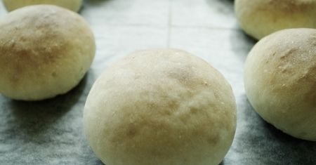 Bułki bezglutenowe z mąki z ryżu brązowego, skrobi z tapioki i mąki z sorgo