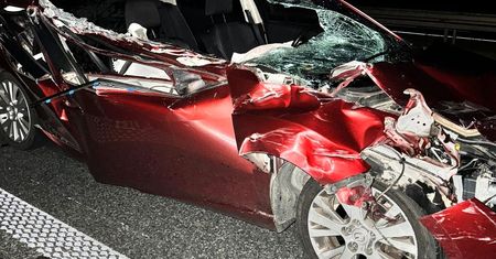 Miał 2,5 promila i uderzył w tira na autostradzie. 42-letni kierowca zatrzymany.