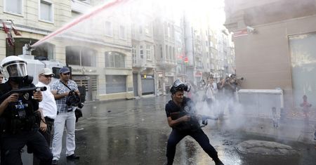 Protesty w Turcji. Park Gezi zamknięty, policja rozpędziła tłum
