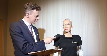 Money.pl rozmawia z robotem. "Moim celem jest pomoc ludzkości i ograniczenie cierpienia"