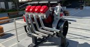 Pomnik silnika V8 w Warszawie. To potężny diesel z ciężarówki
